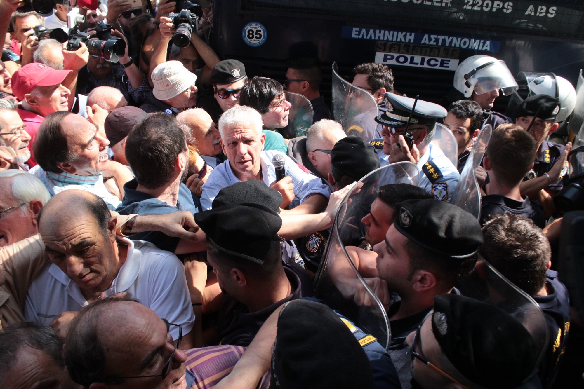 Δυσφορία Τσίπρα για τα δακρυγόνα – Λένε ότι θα απαγορευτεί η χρήση τους σε διαδηλώσεις