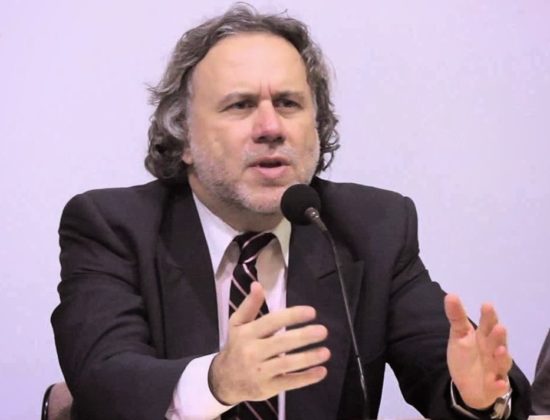 Διαψεύδει το «μαχαίρι» 30% στις συντάξεις το υπ. Εργασίας: «Φταίει η σφαγή των μισθών»