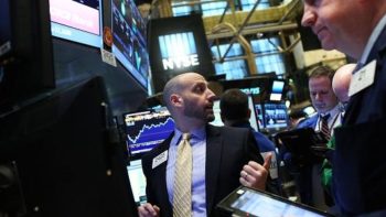 Πτώση 200 μονάδων για τον Dow μετά το sell-off στον τομέα ιατροφαρμακευτικής περίθαλψης