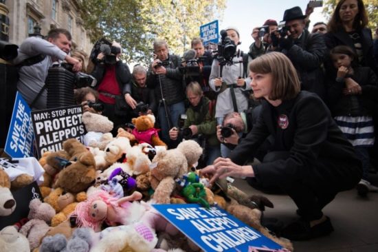 Διαδήλωση έξω από την Ντάουνινγκ Στριτ για τα παιδιά του Χαλεπιού