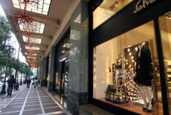 Και όμως οι «πλούσιες» περιοχές δεν φαίνονται να πλήττονται τόσο απ’ την κρίση