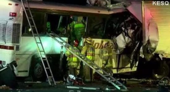 Τουλάχιστον 13 νεκροί σε σύγκρουση τουριστικού λεωφορείου με νταλίκα στην Καλιφόρνια