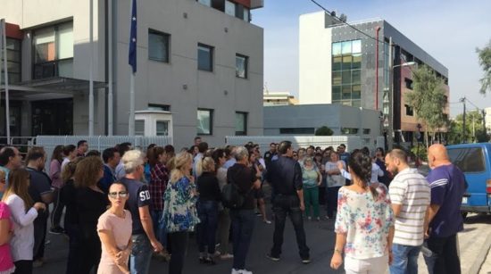 Παράσταση διαμαρτυρίας από τους εργαζομένους του ΚΕΕΛΠΝΟ κατά Πολάκη