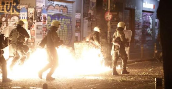 Επίθεση με μολότοφ κατά των ΜΑΤ στα Εξάρχεια