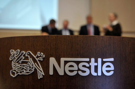 Nestle: Υποβαθμίζει τις προβλέψεις της για τις πωλήσεις του 2016