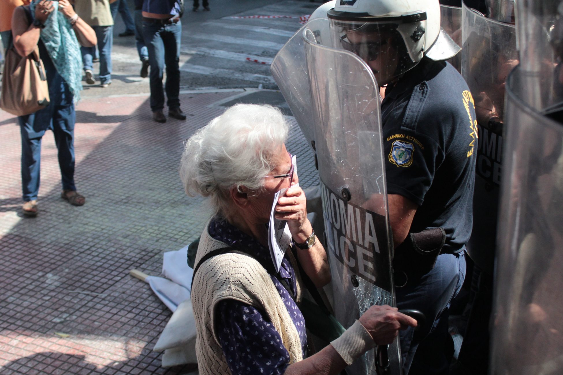 Όταν τα «τιμημένα γηρατειά» συναντούν τα ΜΑΤ