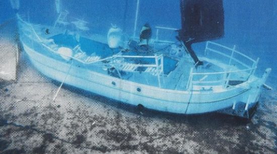 Η εμβολισμένη λάντζα στον βυθό της Αίγινας – Βίντεο και φωτογραφίες