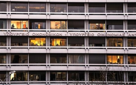 Υπ. Οικονομικών: «Αδύνατον να ενεργοποιηθεί ο κόφτης το 2017»
