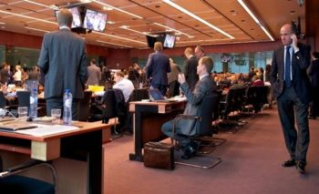 «Τρομάζει» Αθήνα και ξένους επενδυτές η αβεβαιότητα για χρέος, Μνημόνιο και Grexit