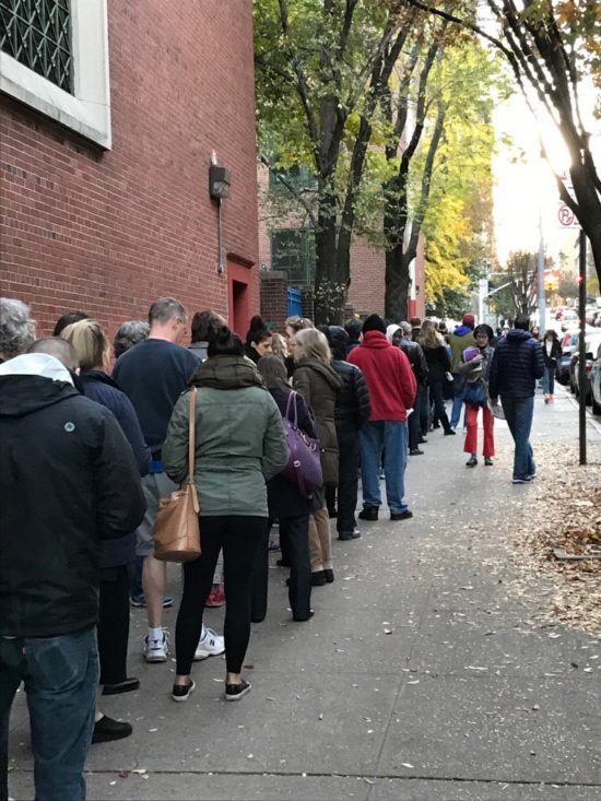 Κορωνοϊός: Μεταλλάξεις και ουρές έξω από καταστήματα προβληματίζουν τους ειδικούς