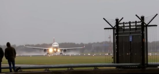 Θρίλερ για αεροσκάφος στο Άμστερνταμ – Προσγειώθηκε και απογειώθηκε ξανά λόγω αέρα!