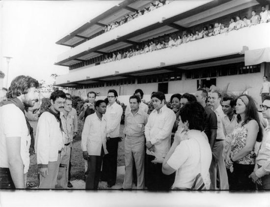 Αναγνωρίστε τους… Έλληνες νεολαίους στην Κούβα την εποχή του Φιντέλ (φωτο)