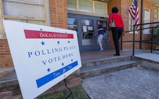 ΗΠΑ: Από μια νίκη μετρούν ήδη Κλίντον-Τραμπ στις δύο πρώτες κάλπες που άνοιξαν