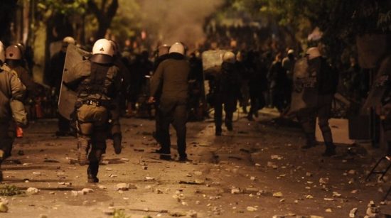 Φωτιές και πετροπόλεμος στα Εξάρχεια – Οδοφράγματα γύρω από το Πολυτεχνείο