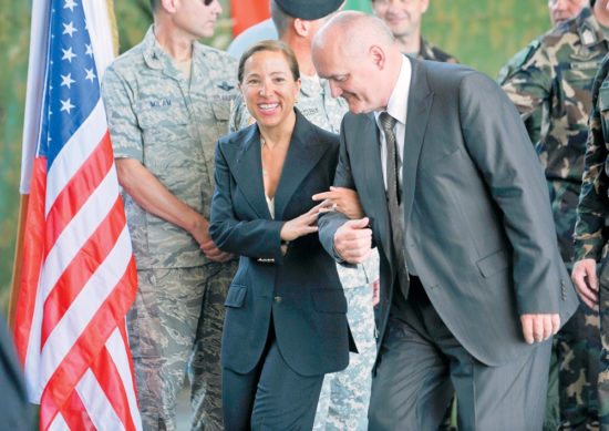 Ποιοι είναι οι Ελληνοαμερικανοί πίσω από την Χίλαρι και τον Τραμπ