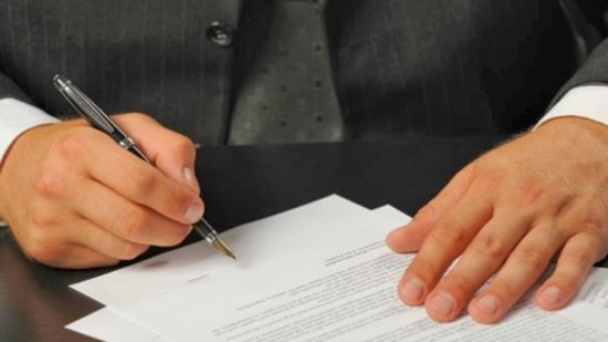 Αποχή συμβολαιογράφων από πλειστηριασμούς την Τετάρτη