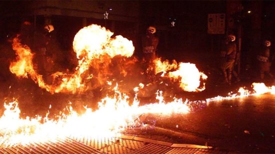 Πολυτεχνείο: Κατέστρεψαν, έβαλαν φωτιές και η αστυνομία… κοιτούσε!