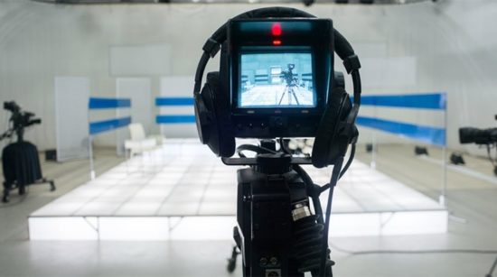 Τηλεοπτικές άδειες: Νόμος – «γέφυρα» χωρίς μαύρο για τα κανάλια