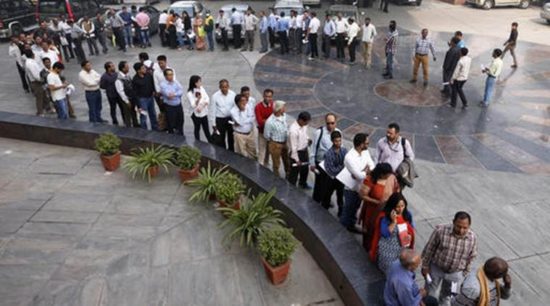 Στα ΑΤΜ οι Ινδοί πολίτες – Έχουν στερέψει τα μηχανήματα λόγω της απόφασης Μodi