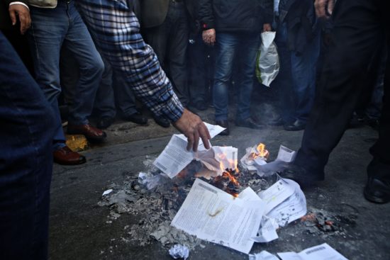 Οι συνταξιούχοι προετοιμάζουν τον Κατρούγκαλο για τα Αναστενάρια