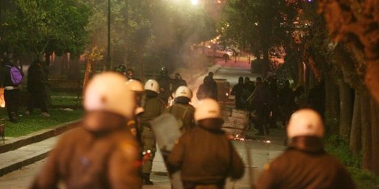 Νέα επίθεση κατά των ΜΑΤ τη νύχτα στα Εξάρχεια