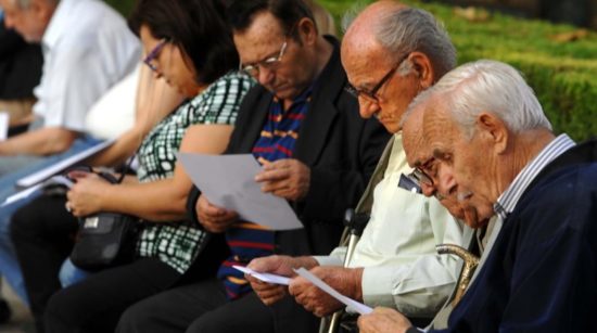 Πιέζουν για περικοπές στις συντάξεις έως 30%