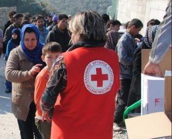 Διανομή χιλίων στρωμάτων από τον Ελληνικό Ερυθρό Σταυρό στη Μόρια
