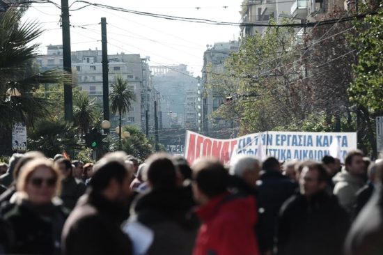 Σε κλοιό διαδηλωτών το κέντρο της Αθήνας – Μετ’ εμποδίων οι μετακινήσεις