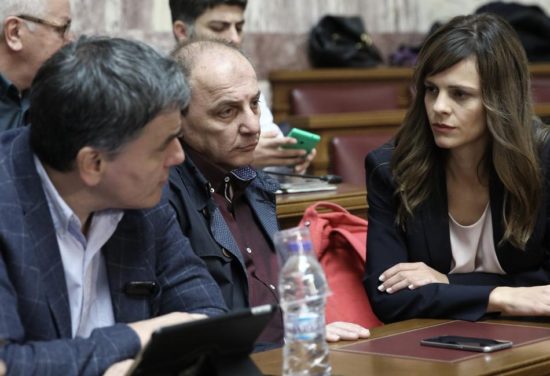 Ανώμαλη προσγείωση για ομαδικές απολύσεις, «μποναμά» και χρέος