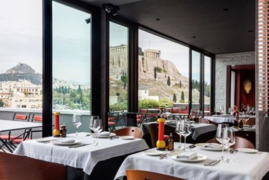 Modern στον πεζόδρομο της Διονυσίου Αρεοπαγίτου