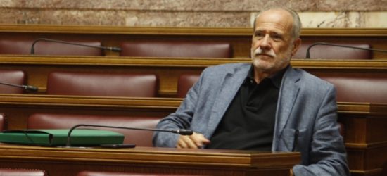 Κουτσούκος: «Αυτοί που θα έσκιζαν τα μνημόνια, υπογράφουν τώρα με κλειστά τα μάτια»