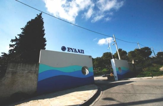 Με τα ΜΑΤ η επιστροφή κεφαλαίου για τον John Paulson!