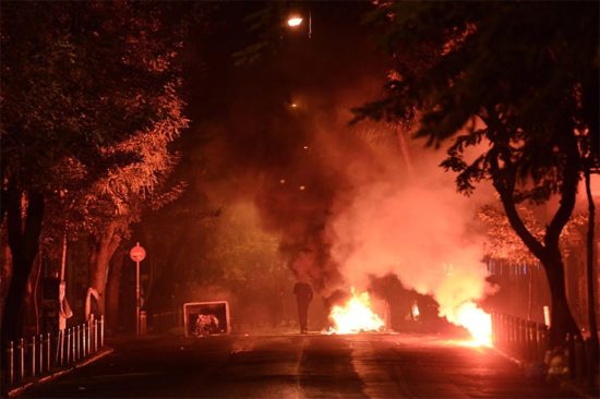 Στις φλόγες ξανά τα Εξάρχεια – Τραυματισμοί αστυνομικών και συλλήψεις