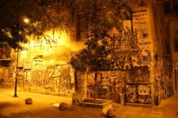 Μικρής έντασης επεισόδια συνεχίζονται στα Εξάρχεια