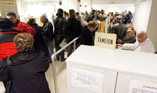 Τι εμποδίζει την έκδοση 200.000 συντάξεων και εφάπαξ