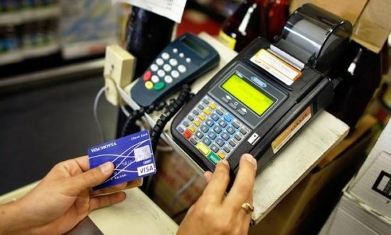 Ασάφειες στην υπουργική απόφαση για το πλαστικό χρήμα