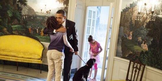 Με δάκρυα και πολλές κούτες αφήνουν οι Ομπάμα τον Λευκό Οίκο