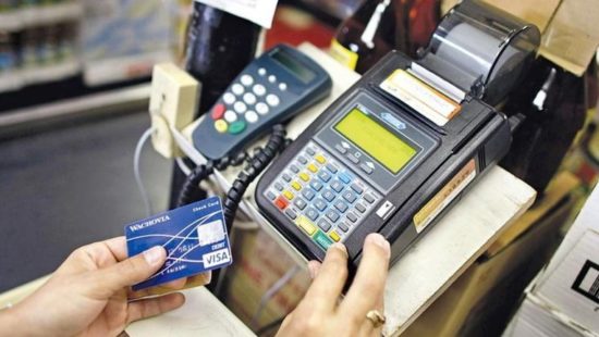 Κινητά και ΔΕΚΟ θα «μετράνε» στις πληρωμές με πλαστικό χρήμα