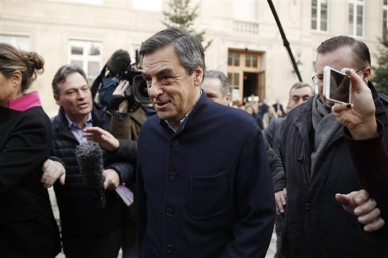 Φιγιόν: Στο ναδίρ η δημοτικότητα, στα ύψη τα οικονομικά προβλήματα