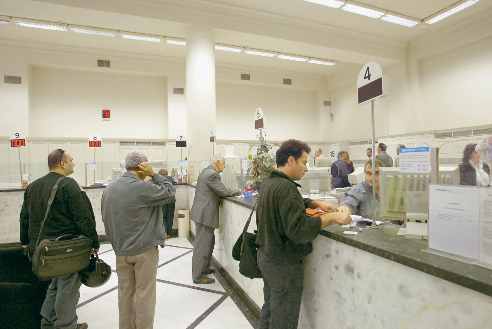Ούτε ευρώ δεν δίνουν στους πελάτες τους οι τράπεζες