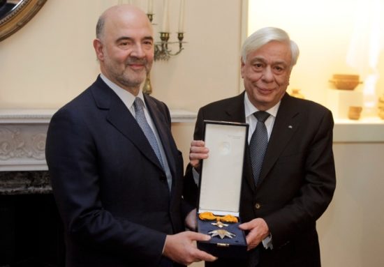 Ο Μεγαλόσταυρος στον Πιερ Μοσκοβισί