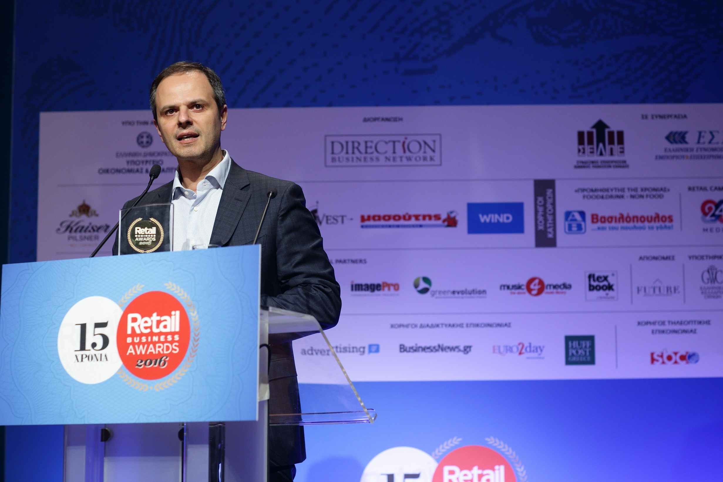 Ο Χρήστος Καλογεράκης, διευθύνων σύμβουλος των Public, με το βραβείο Retailer of the year