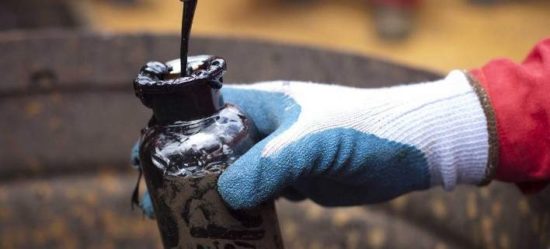 Κέρδη για το αμερικανικό αργό με το βλέμμα στα αποθέματα