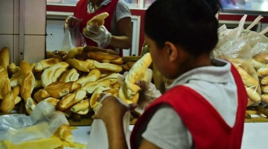 Μαδούρο: Με κρατικοποίηση των φούρνων απειλεί τους αρτοποιούς