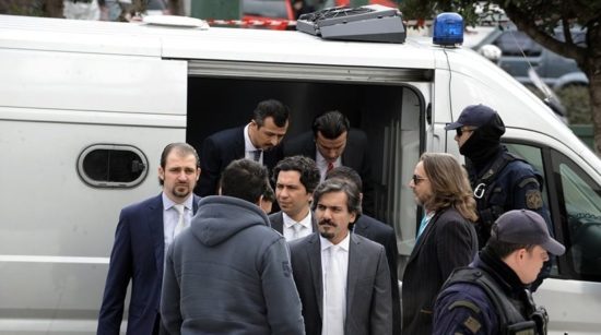 Για λεηλασία και κλοπή ελικοπτέρου κατηγορούν τώρα τους «οκτώ» οι Τούρκοι