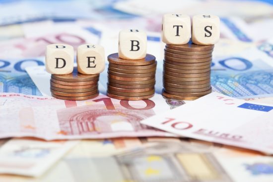 Στραγγίζουν από ρευστό την αγορά για να κερδίσουν χρόνο