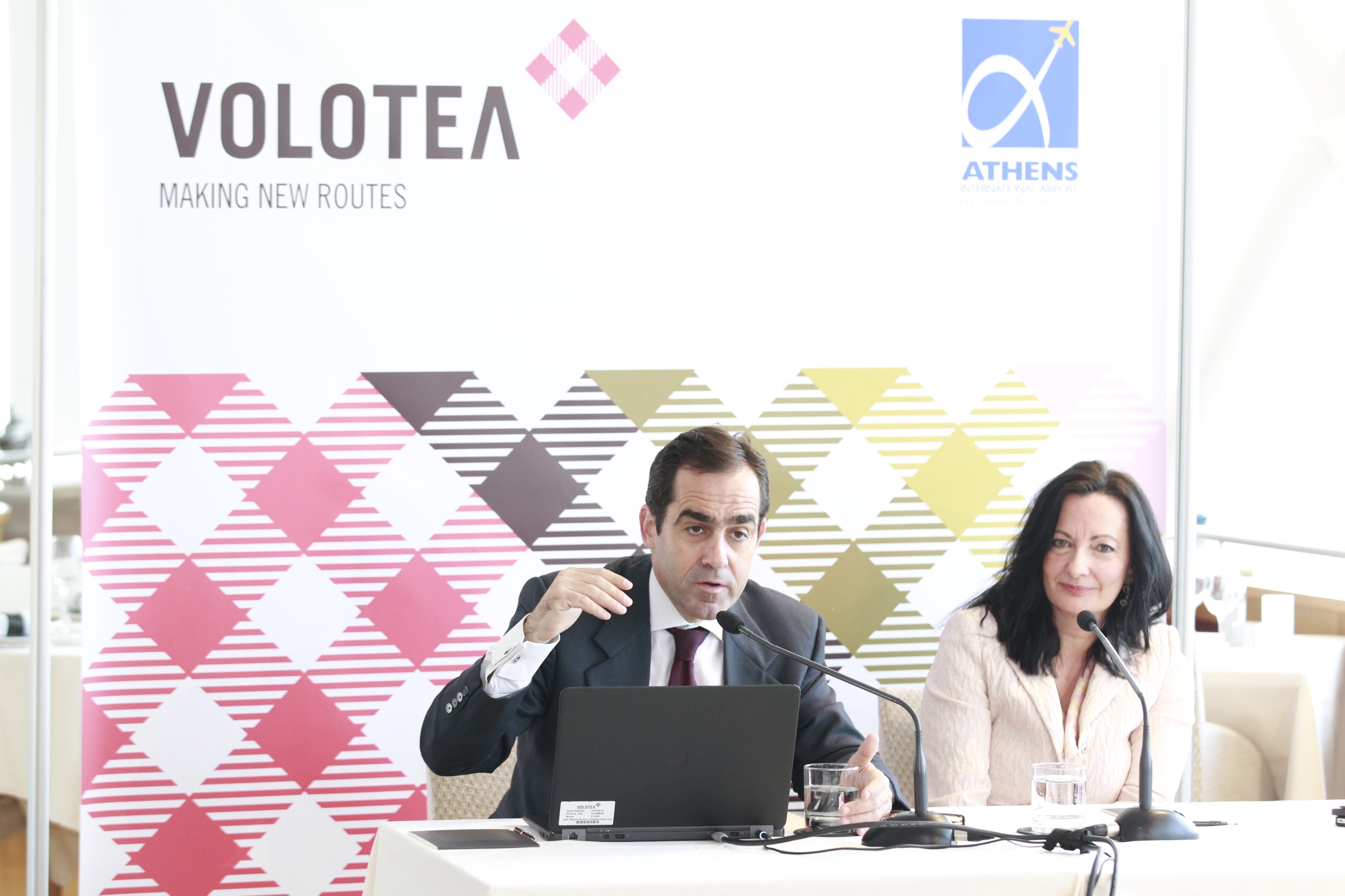 Ο CEO της Volotea, Κάρλος Μουνιόθ και η Ιωάννα Παπαδοπούλου, Διευθύντρια Επικοινωνίας & Μάρκετινγκ του ΔΑΑ 