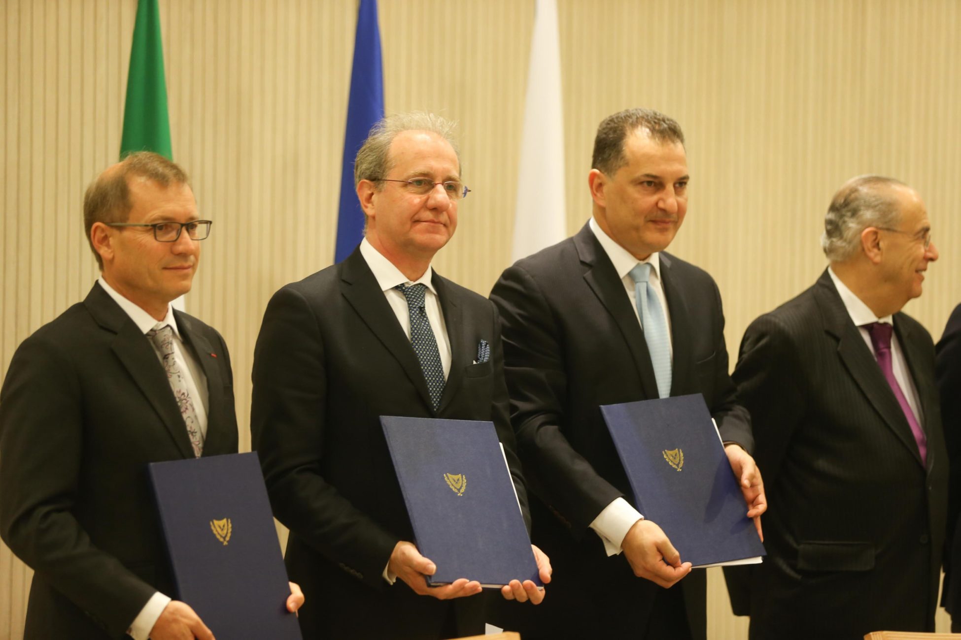 Έπεσαν οι υπογραφές με Total και Eni για γεωτρήσεις στην κυπριακή ΑΟΖ