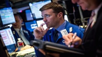 Οριακά χαμηλότερα έκλεισε η Wall Street