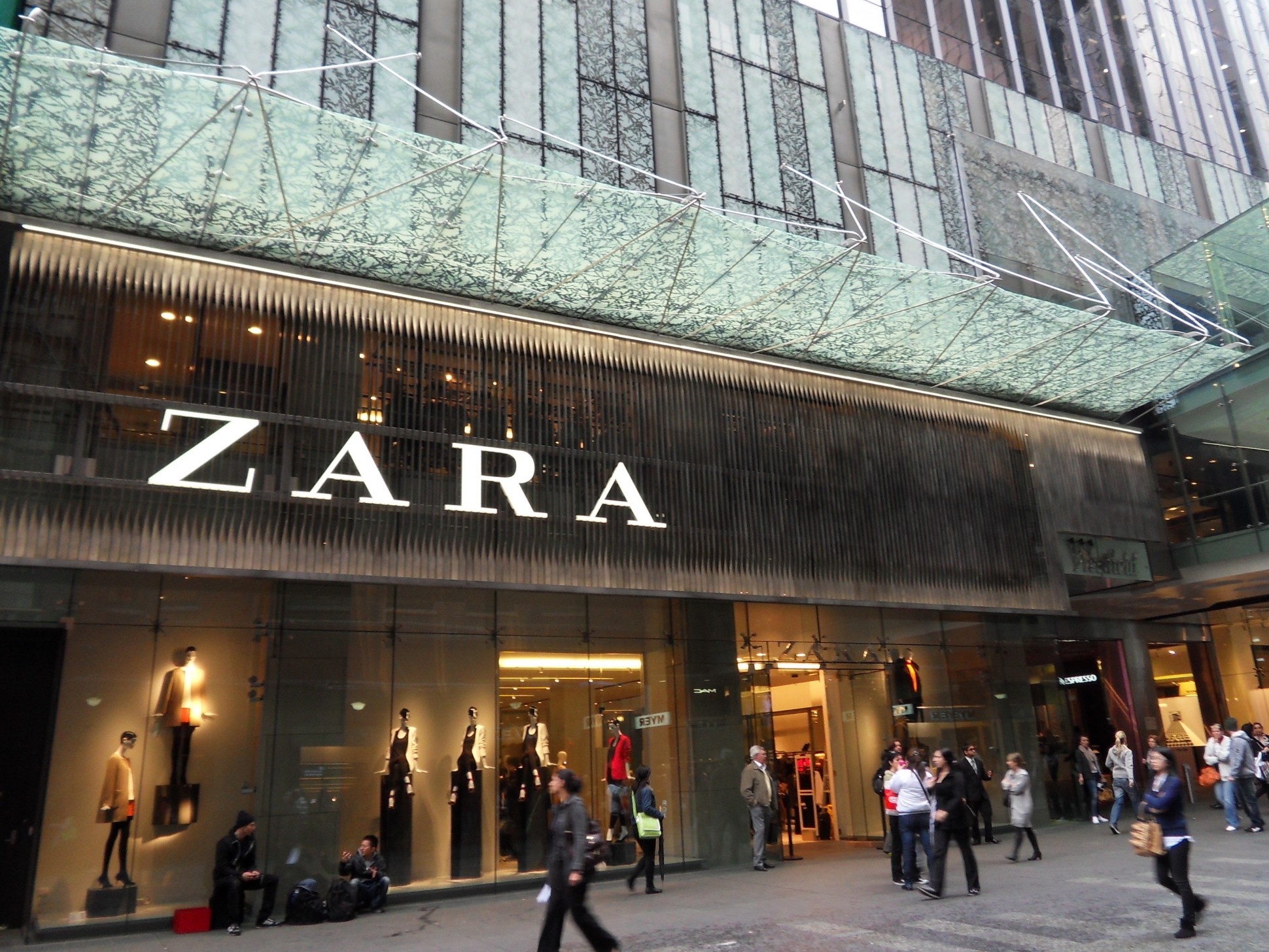 Τι σχέση έχουν τα Zara με τον «Ζορμπά» του Καζαντζάκη;